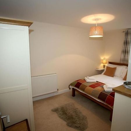 Lovely Two Bedroom Bungalow With Hot Tub Yeovil Extérieur photo