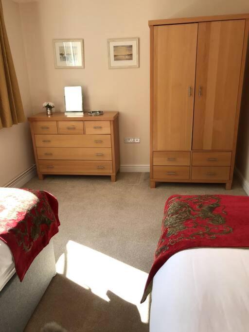 Lovely Two Bedroom Bungalow With Hot Tub Yeovil Extérieur photo