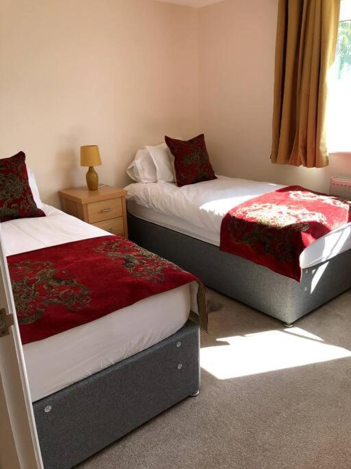 Lovely Two Bedroom Bungalow With Hot Tub Yeovil Extérieur photo