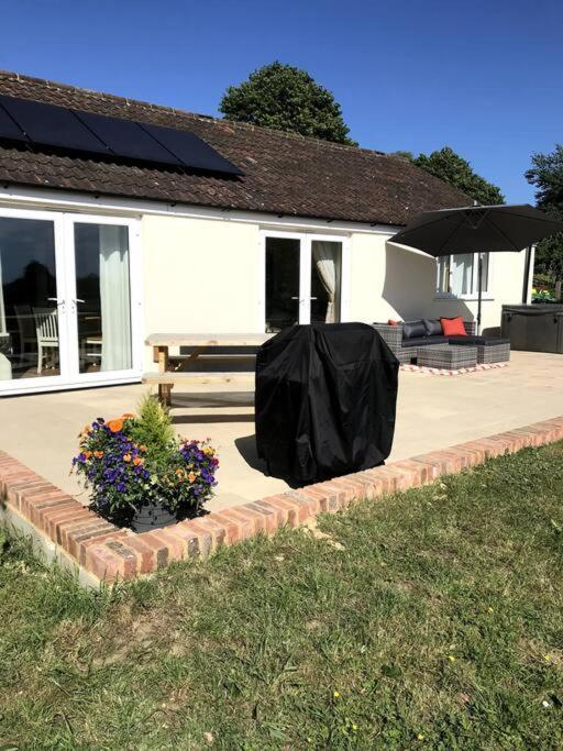 Lovely Two Bedroom Bungalow With Hot Tub Yeovil Extérieur photo