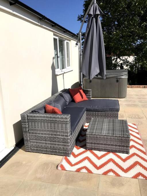 Lovely Two Bedroom Bungalow With Hot Tub Yeovil Extérieur photo