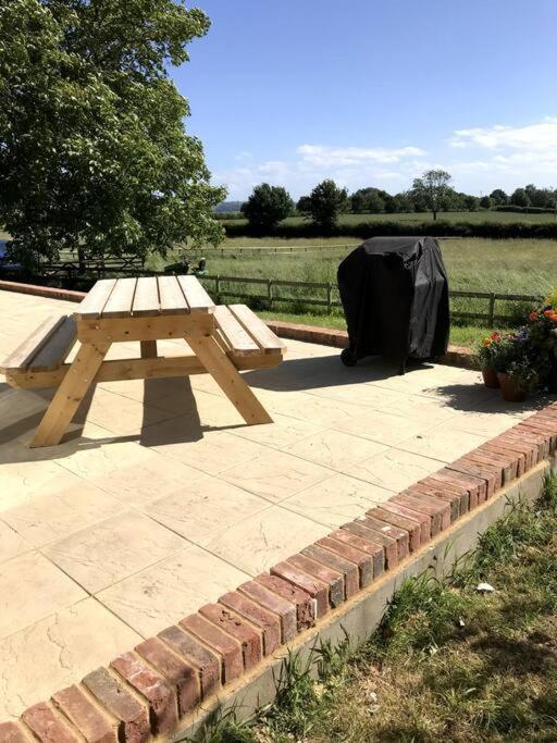Lovely Two Bedroom Bungalow With Hot Tub Yeovil Extérieur photo