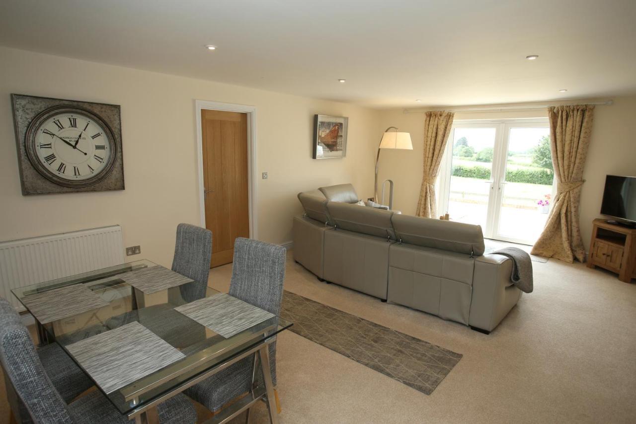 Lovely Two Bedroom Bungalow With Hot Tub Yeovil Extérieur photo