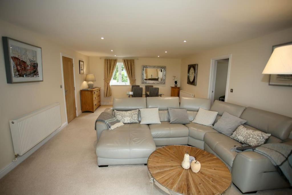 Lovely Two Bedroom Bungalow With Hot Tub Yeovil Extérieur photo