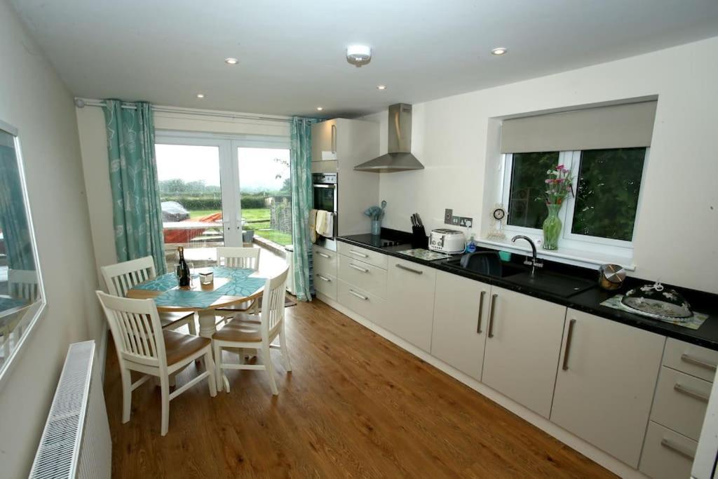 Lovely Two Bedroom Bungalow With Hot Tub Yeovil Extérieur photo