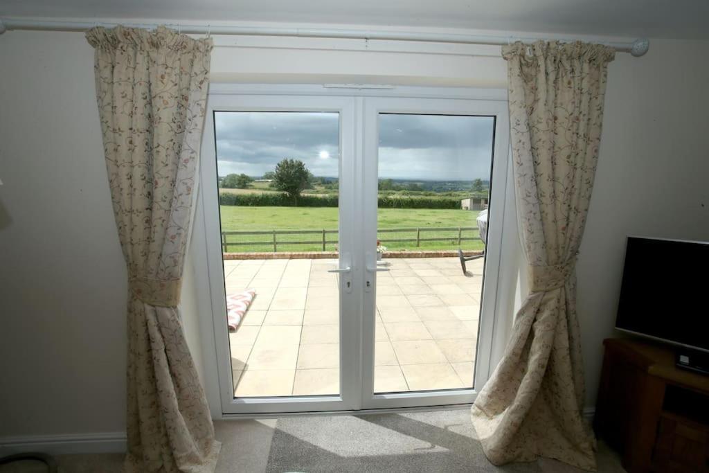 Lovely Two Bedroom Bungalow With Hot Tub Yeovil Extérieur photo