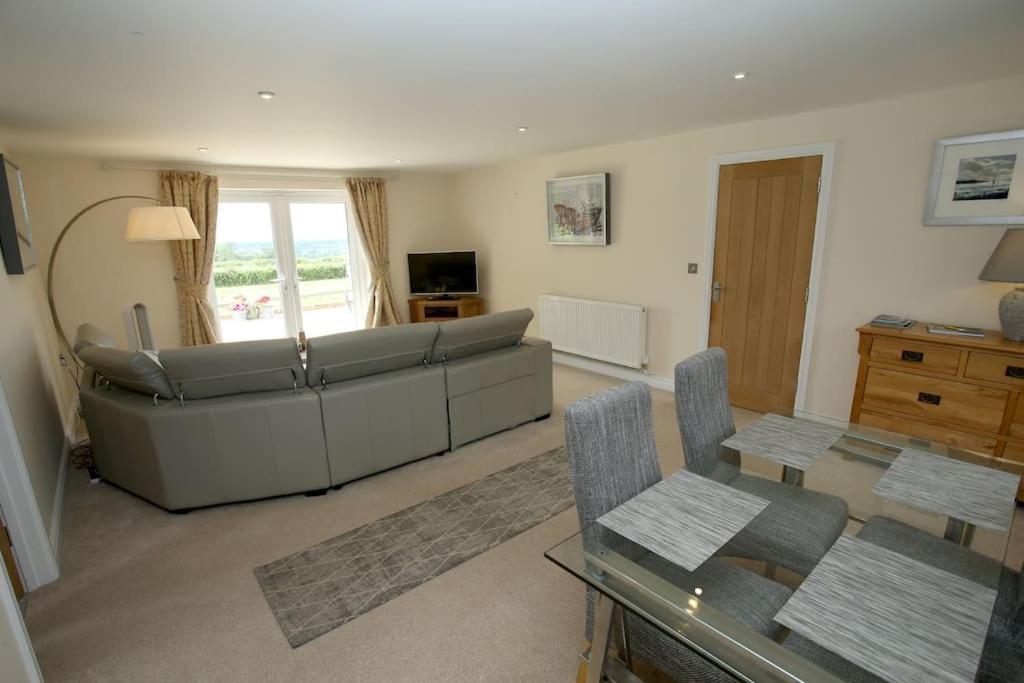 Lovely Two Bedroom Bungalow With Hot Tub Yeovil Extérieur photo