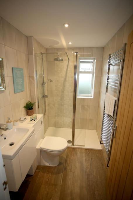 Lovely Two Bedroom Bungalow With Hot Tub Yeovil Extérieur photo