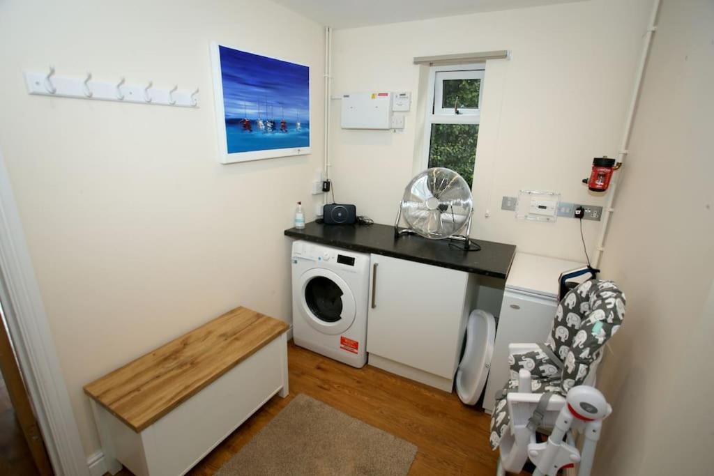 Lovely Two Bedroom Bungalow With Hot Tub Yeovil Extérieur photo